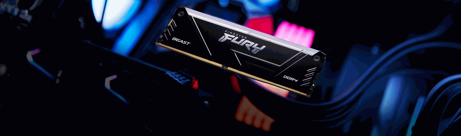 Cette image met en valeur une barrette mémoire Kingston FURY Beast DDR4, idéale pour les configurations gaming. Placée dans un environnement de PC haute performance avec des lumières RGB, elle illustre parfaitement un setup optimisé pour l’activation du profil XMP, garantissant des fréquences élevées et une latence réduite.