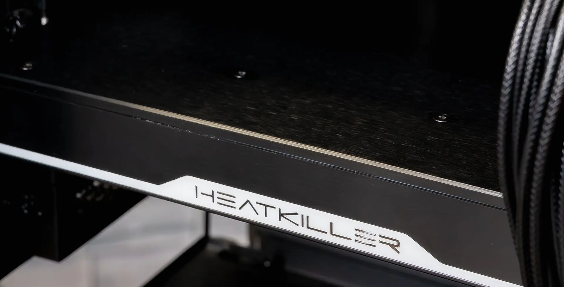 Détail boîtier PC gamer TITAN X double RTX 5090 watercooling custom Heatkiller workstation ultra haute performance