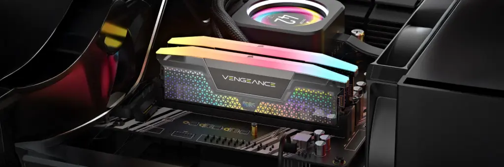 Barrette de RAM Corsair Vengeance DDR5 RGB installée dans un PC gamer haut de gamme avec éclairage ARGB