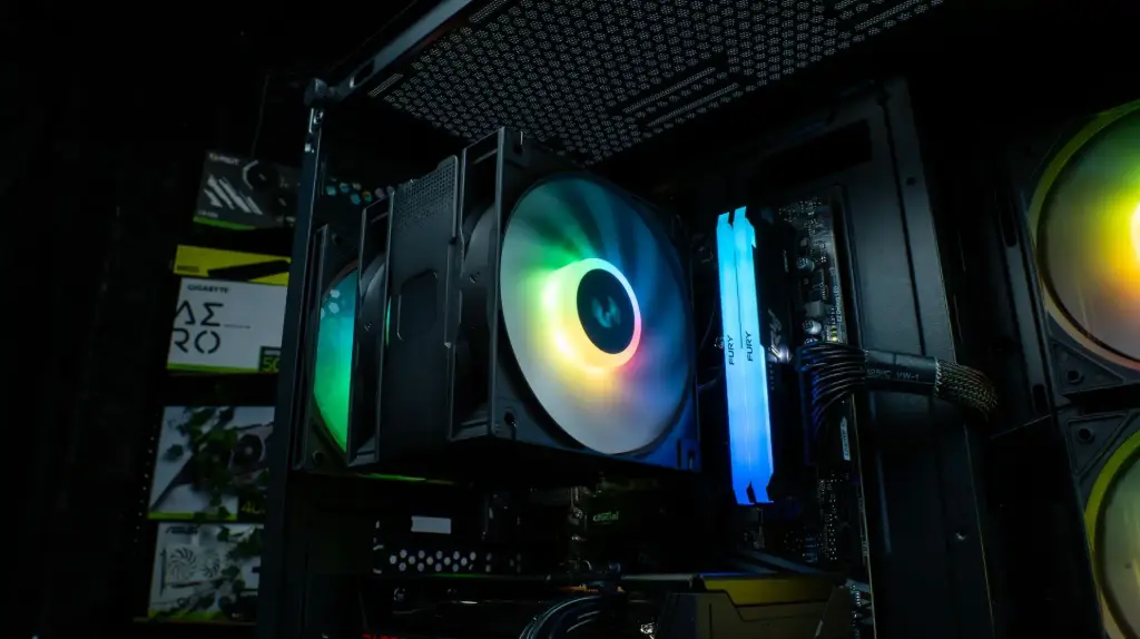 Intérieur de PC gamer RGB avec ventirad double tour et barrettes RAM lumineuses