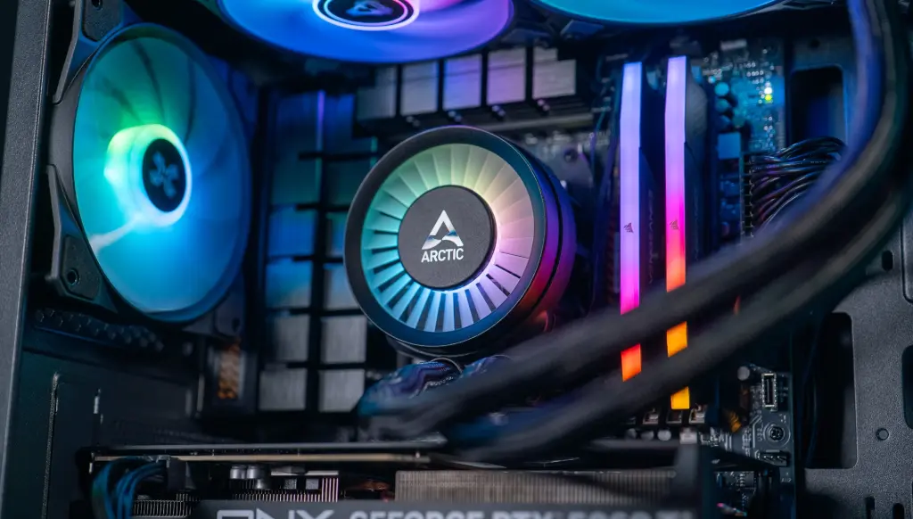 Intérieur de PC gamer avec watercooling ARCTIC RGB, ventilateurs lumineux et RAM RGB