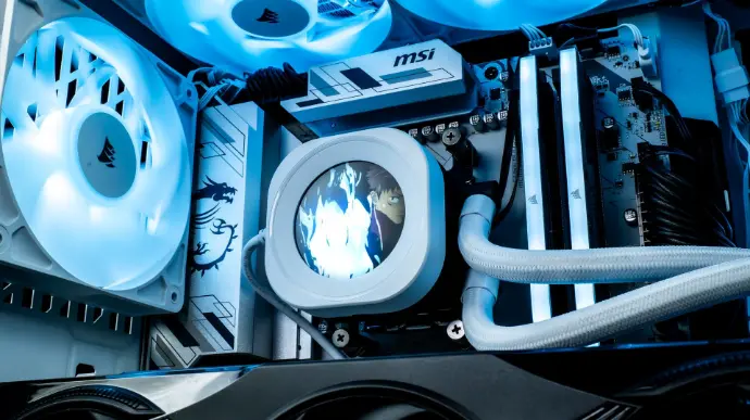 Intérieur de PC gamer MSI blanc avec watercooling, RAM RGB et refroidissement liquide haute performance
