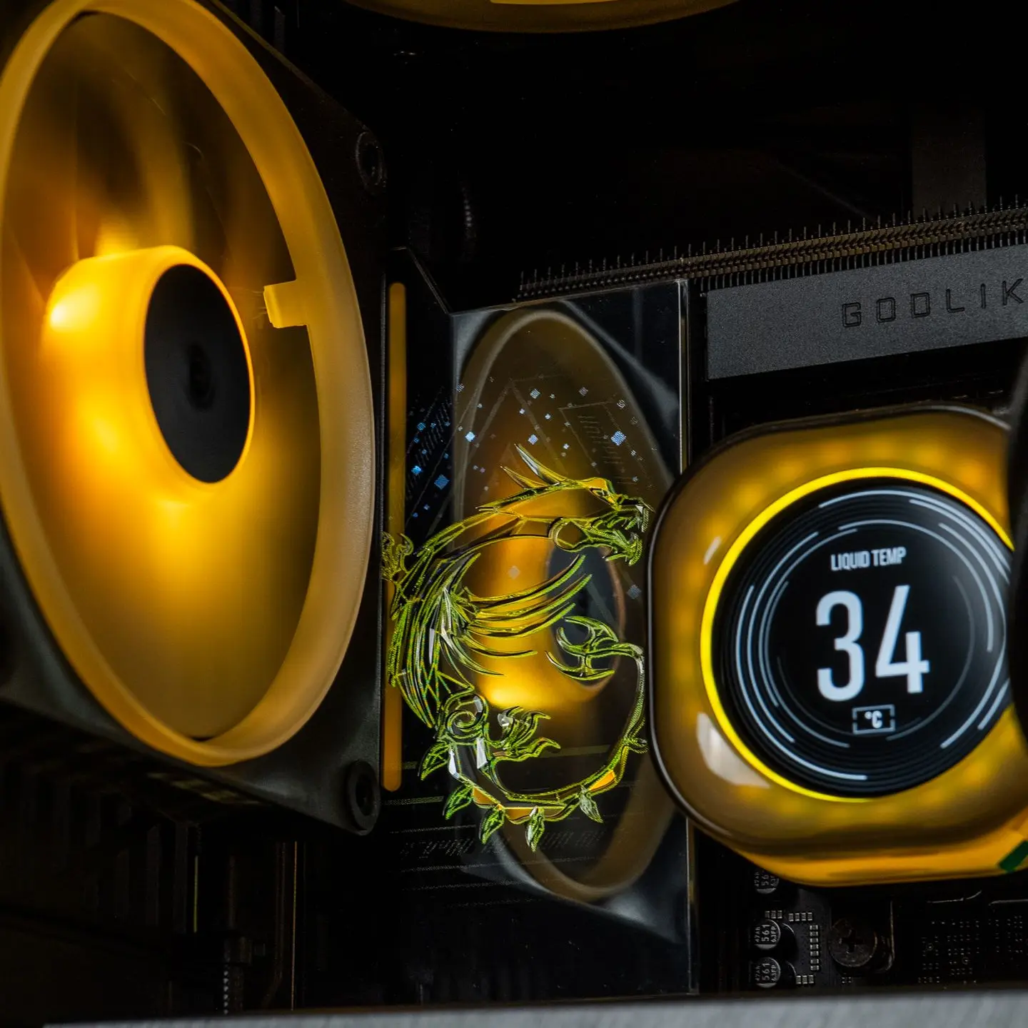 Détail intérieur de PC gamer haut de gamme avec ventilateurs RGB jaunes, écran de watercooling et composants premium