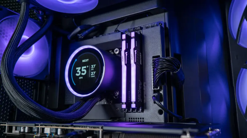 Intérieur PC gamer avec watercooling NZXT et RAM RGB, configuration gaming performante avec refroidissement liquide et composants haut de gamme