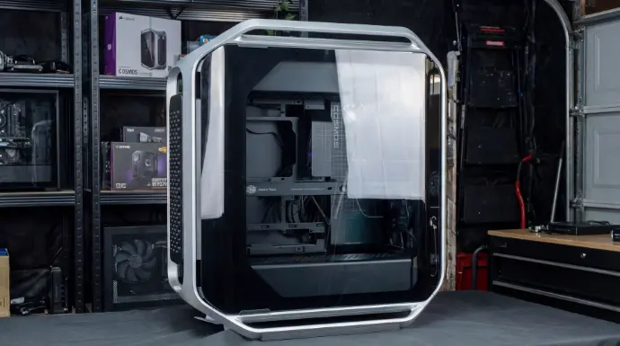 Cooler Master Cosmos Alpha vu de côté avec large panneau en verre trempé, boîtier PC full tower premium conçu pour configuration gaming et watercooling haut de gamme