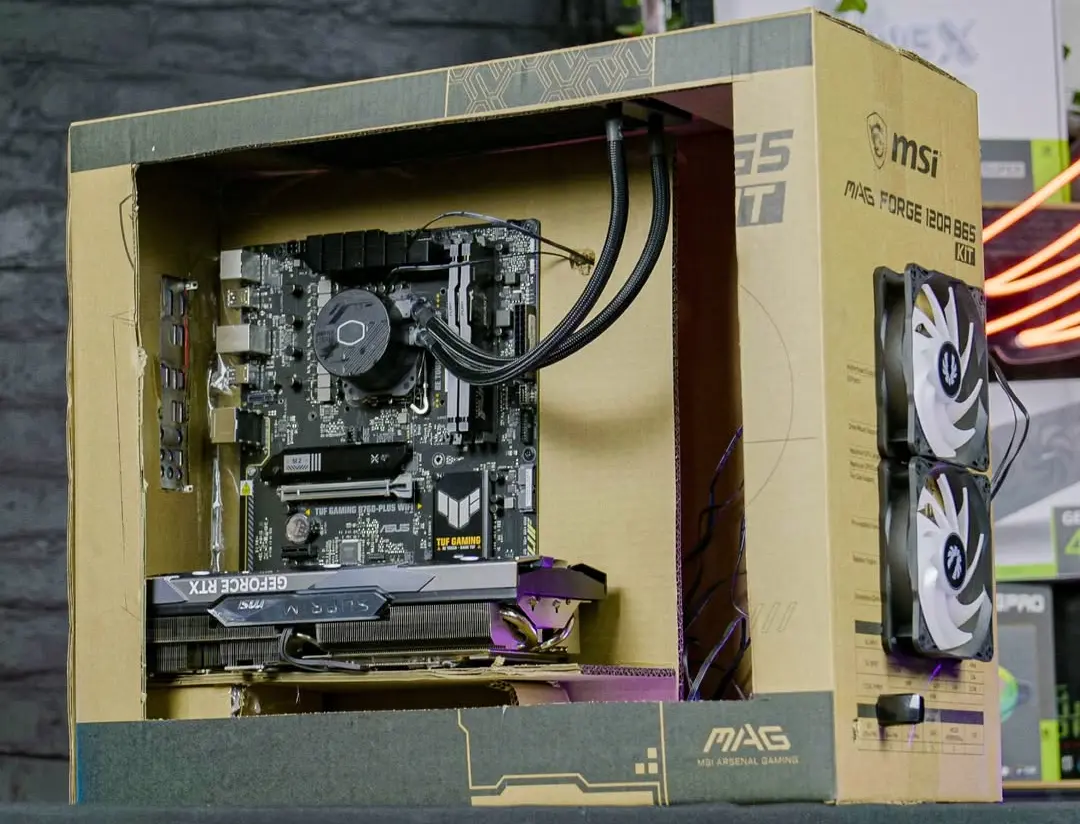 PC gaming DIY monté dans une boîte en carton avec carte mère MSI, watercooling et GPU GeForce RTX pour test configuration low budget