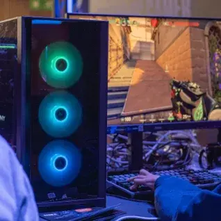 PC gamer avec boîtier vitré et ventilateurs RGB en façade, utilisé pour jouer à Valorant sur un setup gaming
