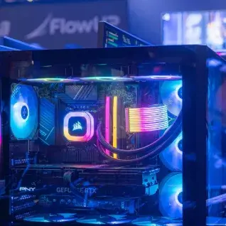Intérieur d’un PC gamer avec boîtier vitré, carte graphique GeForce RTX, refroidissement liquide, watercooling et composants RGB