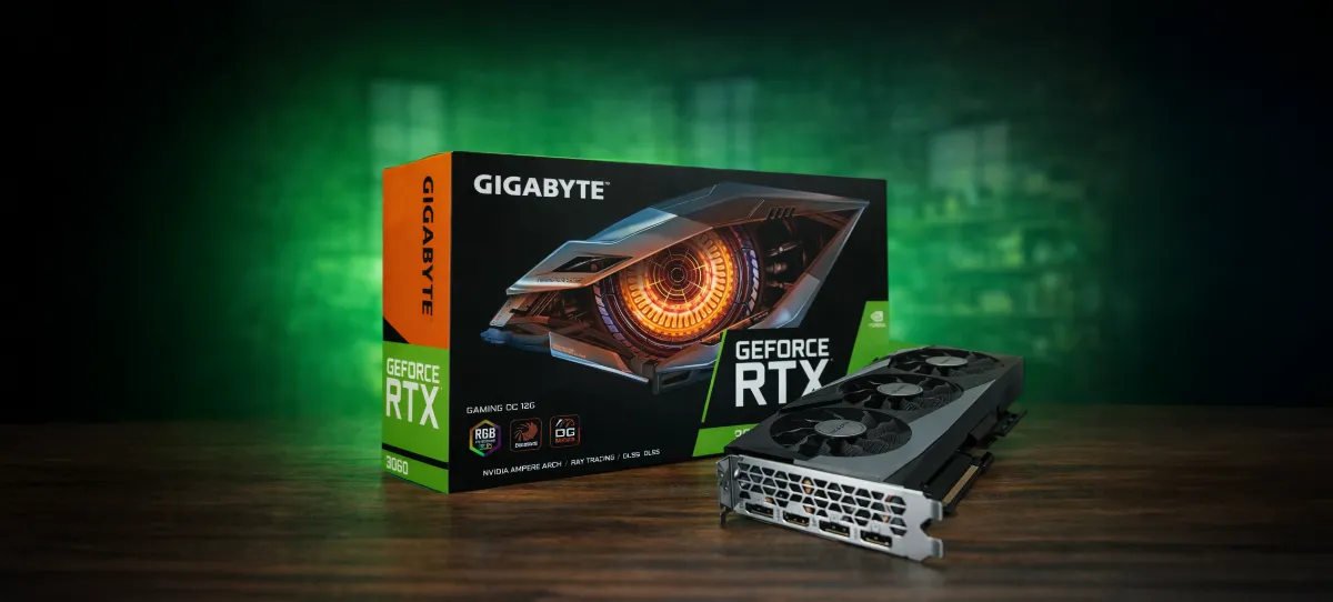 Carte graphique GeForce RTX 3060 à triple ventilateur posée devant sa boîte