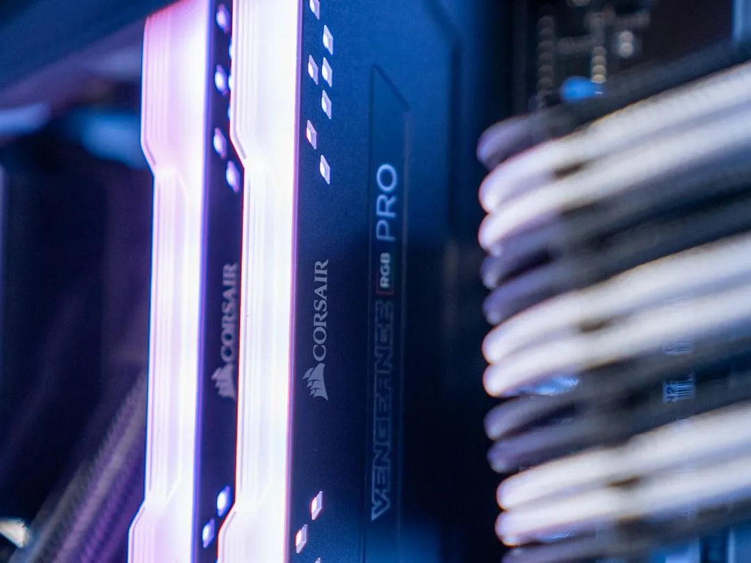 Barrettes de RAM Corsair installées sur la carte mère d'un PC FlowUP