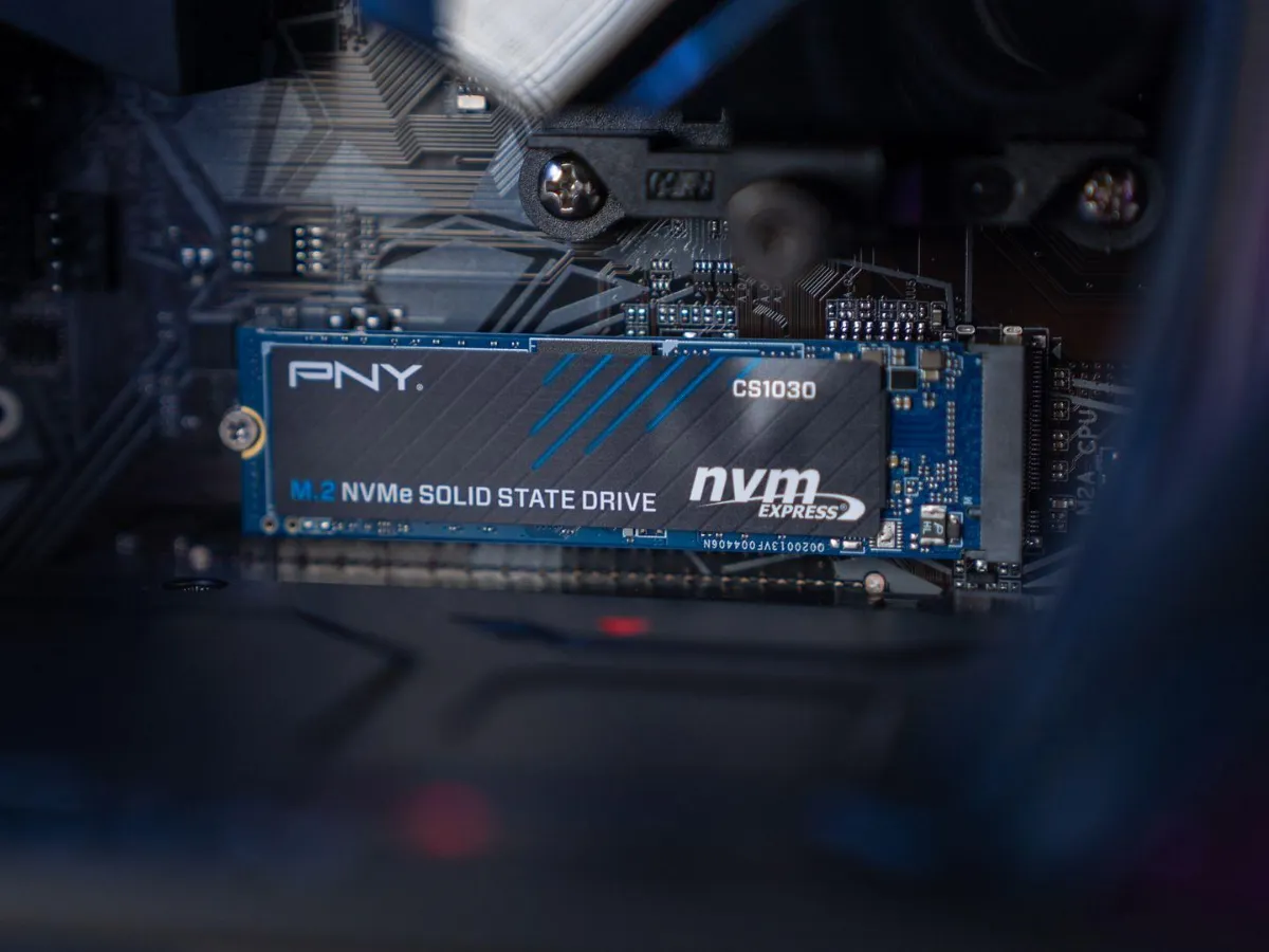 SSD M.2 NVMe PNY installé sur la carte mère d'un PC FlowUP