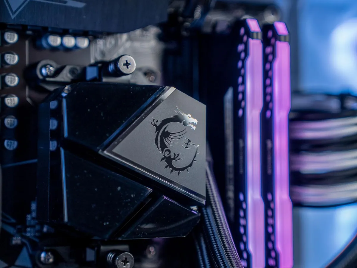 Pompe de watercooling MSI sur le processeur d'un PC FlowUP