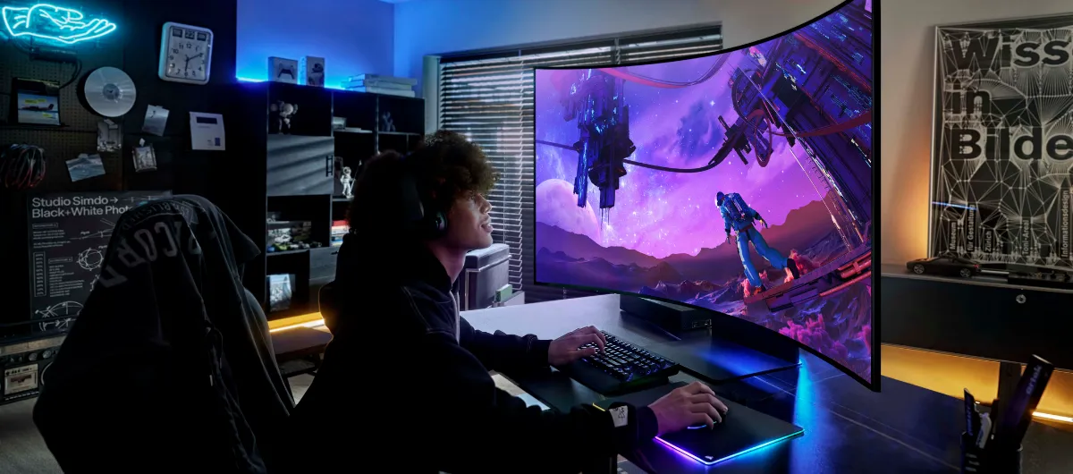 Speler voor een groot gebogen gaming-scherm