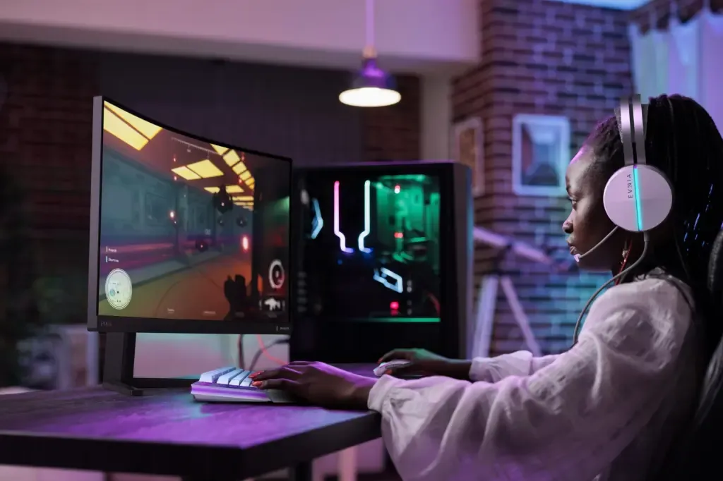 Speler voor een gebogen pc-monitor in een RGB gaming-setup