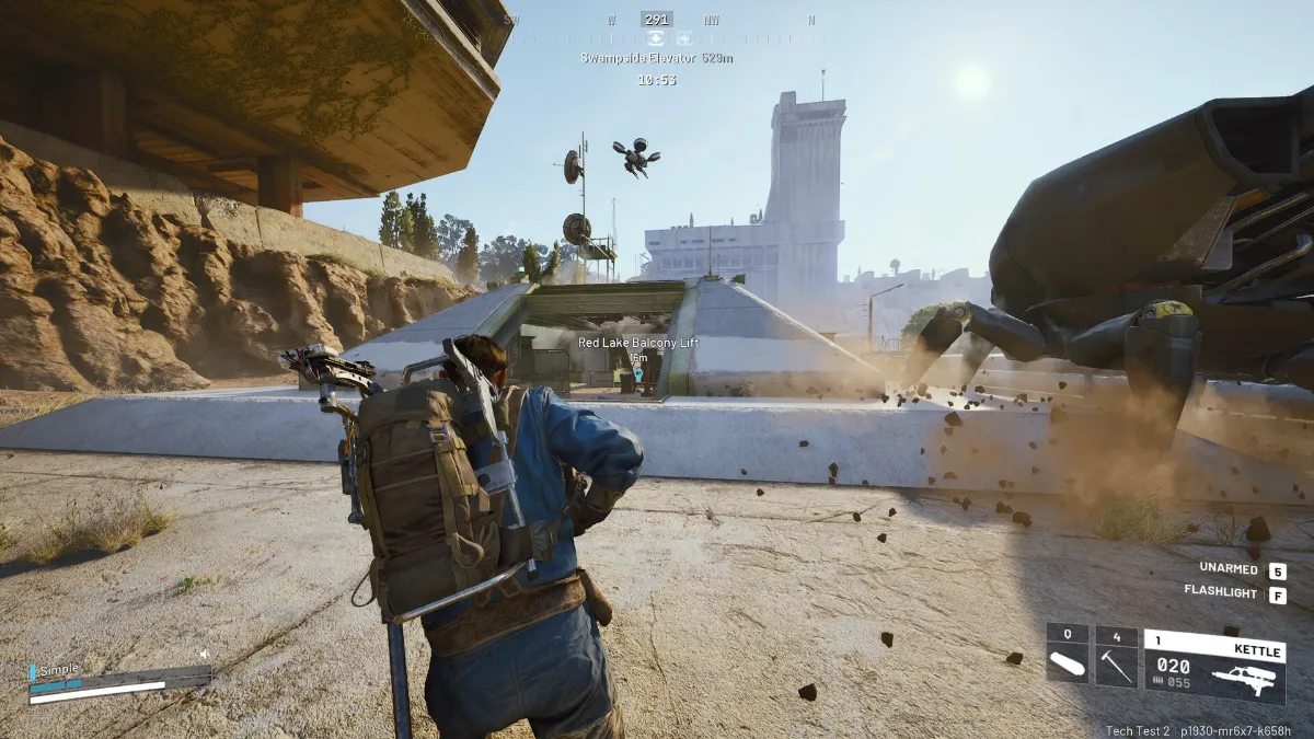 Gameplay d'ARC Raiders : personnage avec sac à dos dans un paysage désertique avec un drone