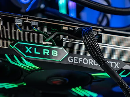 Carte graphique GeForce RTX installée dans un PC gamer FlowUP
