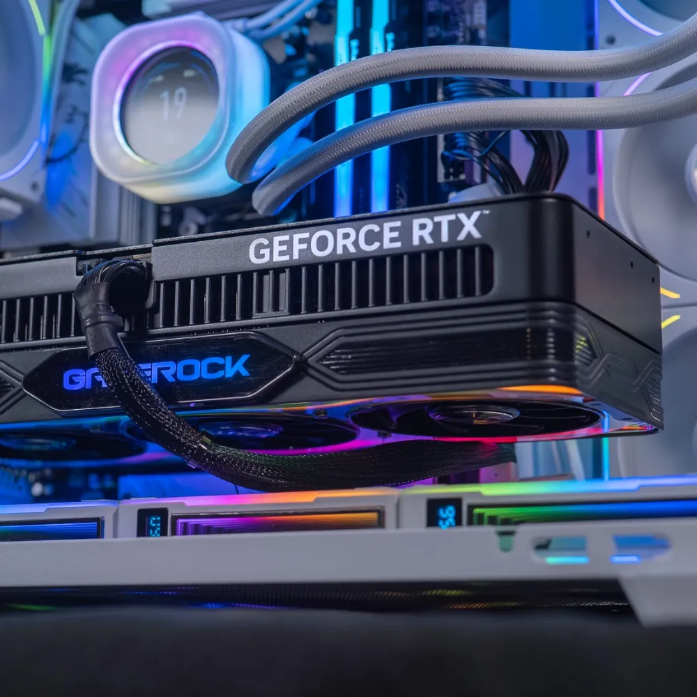 RTX 5080-grafische kaart geïnstalleerd in een FlowUP-gaming-pc