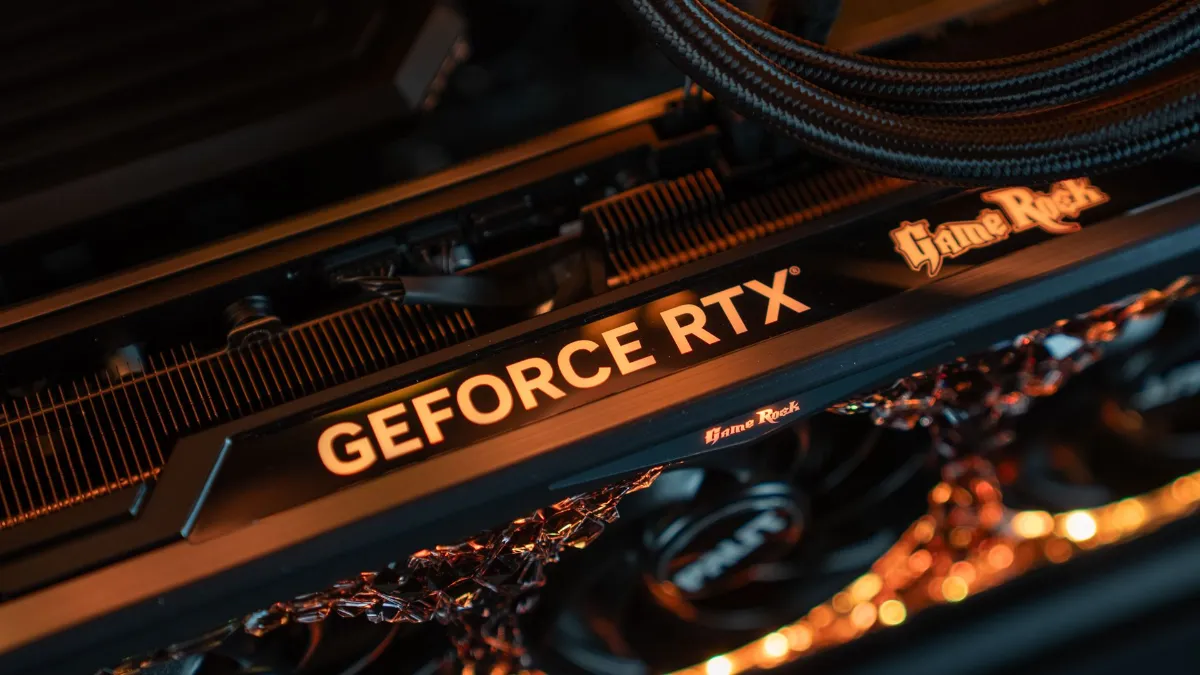 Carte graphique GeForce RTX installée dans un PC gamer FlowUP