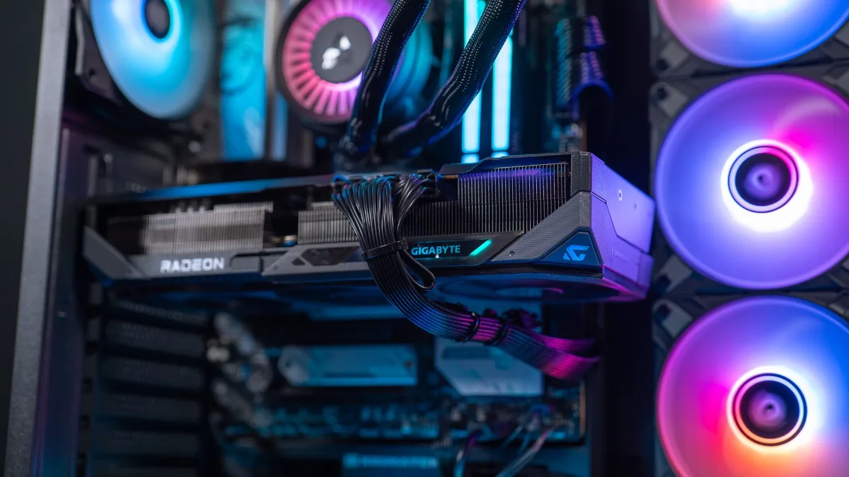 Carte graphique Radeon installée dans un PC gamer RGB, sollicitée en jeu