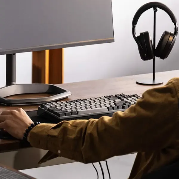 Desktop setup with monitor, keyboard and headset; USB devices to unplug for troubleshooting