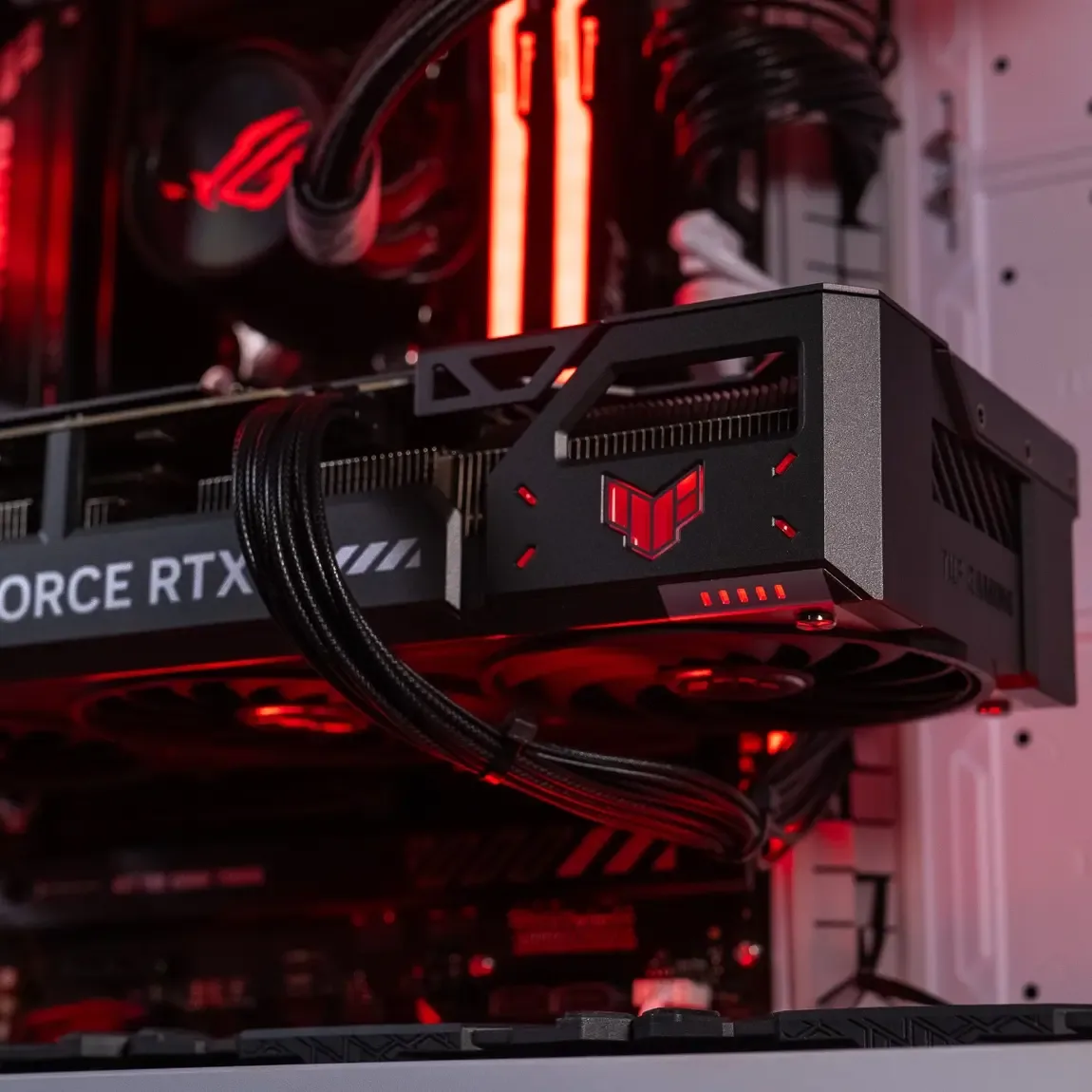 Stroomkabel aangesloten op een GeForce-grafische kaart in een gaming-pc