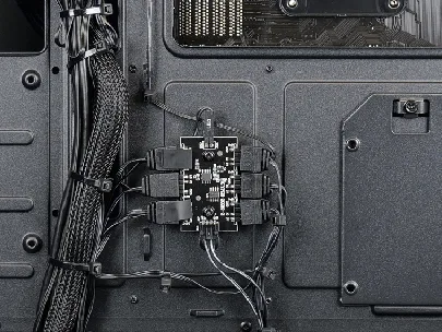 Contrôleur RGB à l'arrière d'un PC gamer FlowUP, relié aux ventilateurs