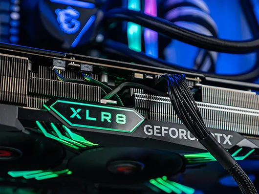 Carte graphique RGB installée dans un PC gamer, avec ses câbles d'éclairage