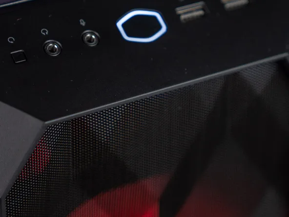 Façade d'un PC gamer FlowUP avec le bouton d'allumage et le bouton RGB