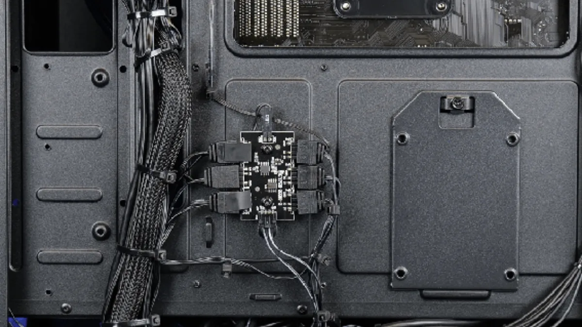 Kabels netjes weggewerkt achter het paneel van een gaming-pc