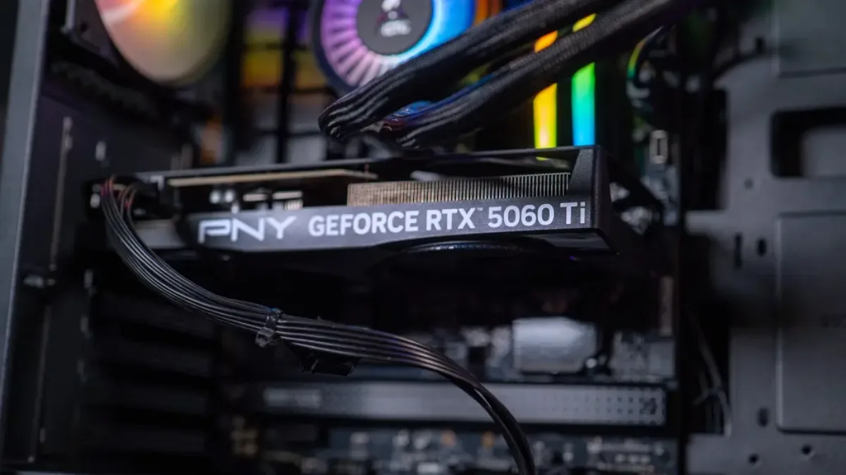 Carte graphique GeForce RTX installée dans un PC gamer RGB