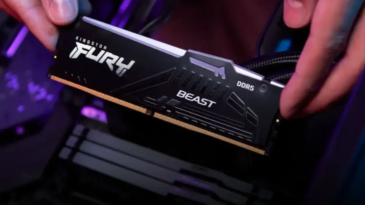 Barrette de RAM tenue en main pendant le montage d'un PC gamer