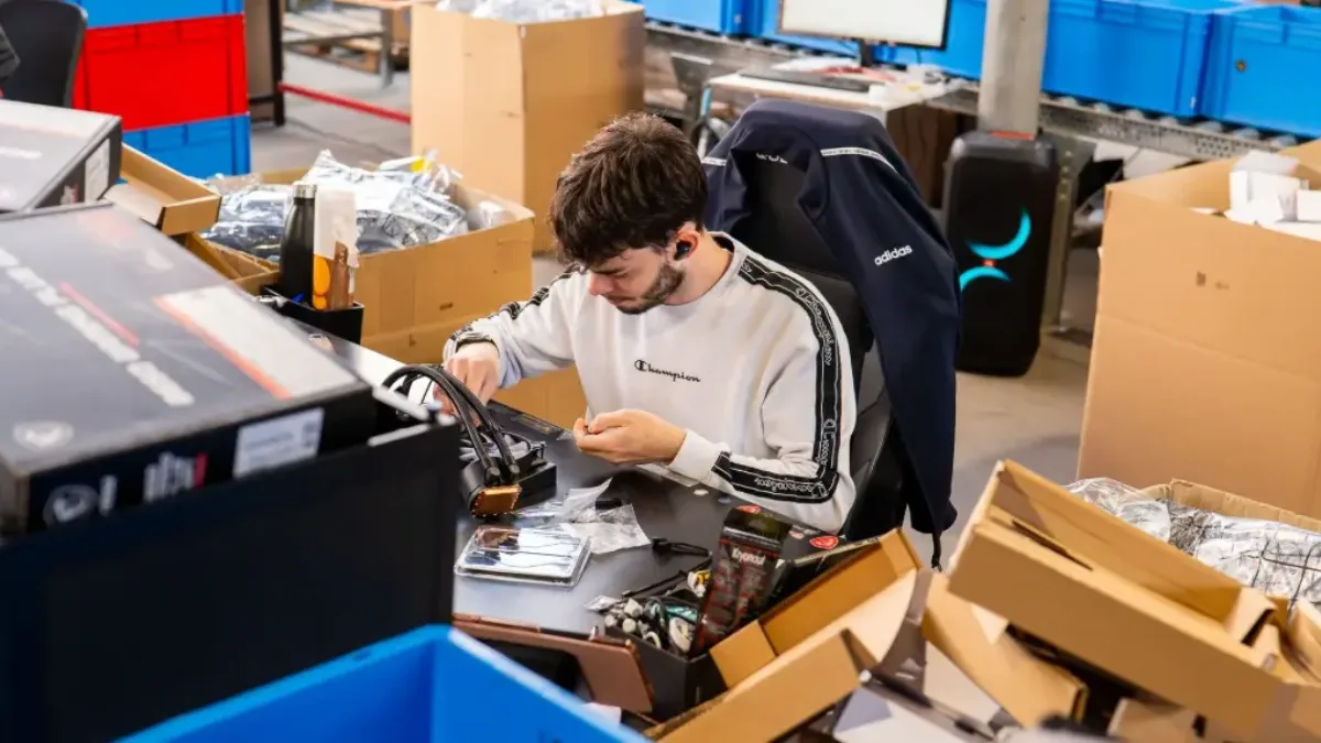 Technicien assemblant un PC gamer à l'atelier