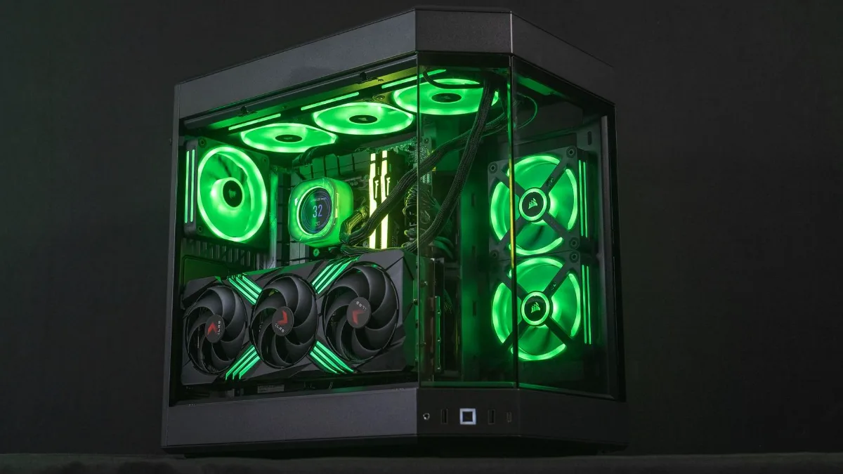 Glazen mid-tower-behuizing met meerdere groene RGB-ventilatoren