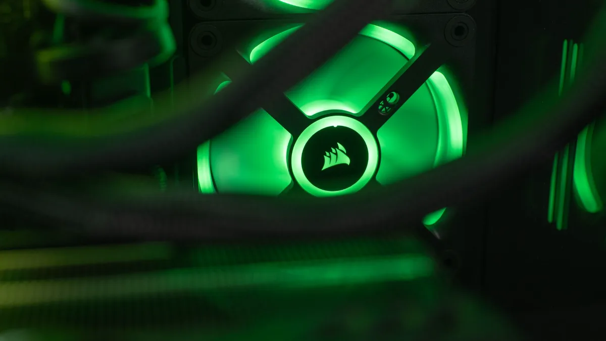 Close-up van een pc-behuizingventilator met groene verlichting