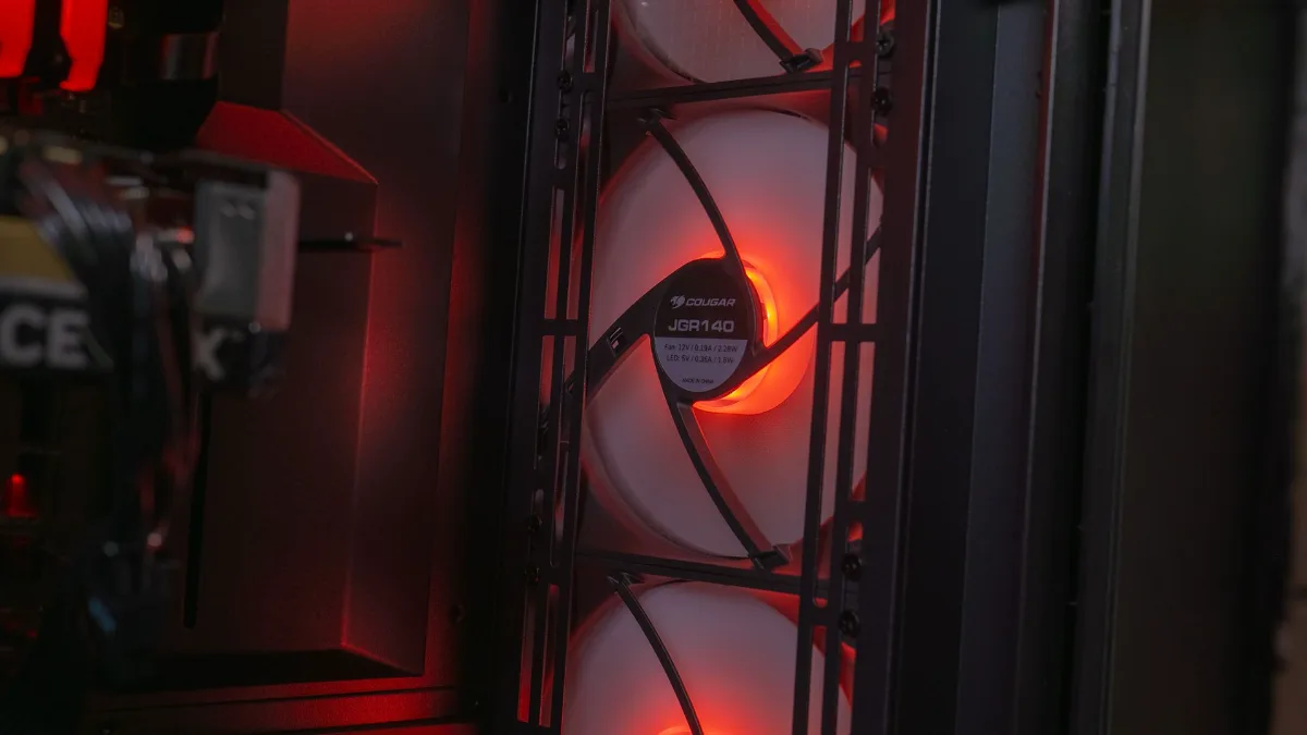 Pc-behuizingventilator met rode verlichting achter een rooster
