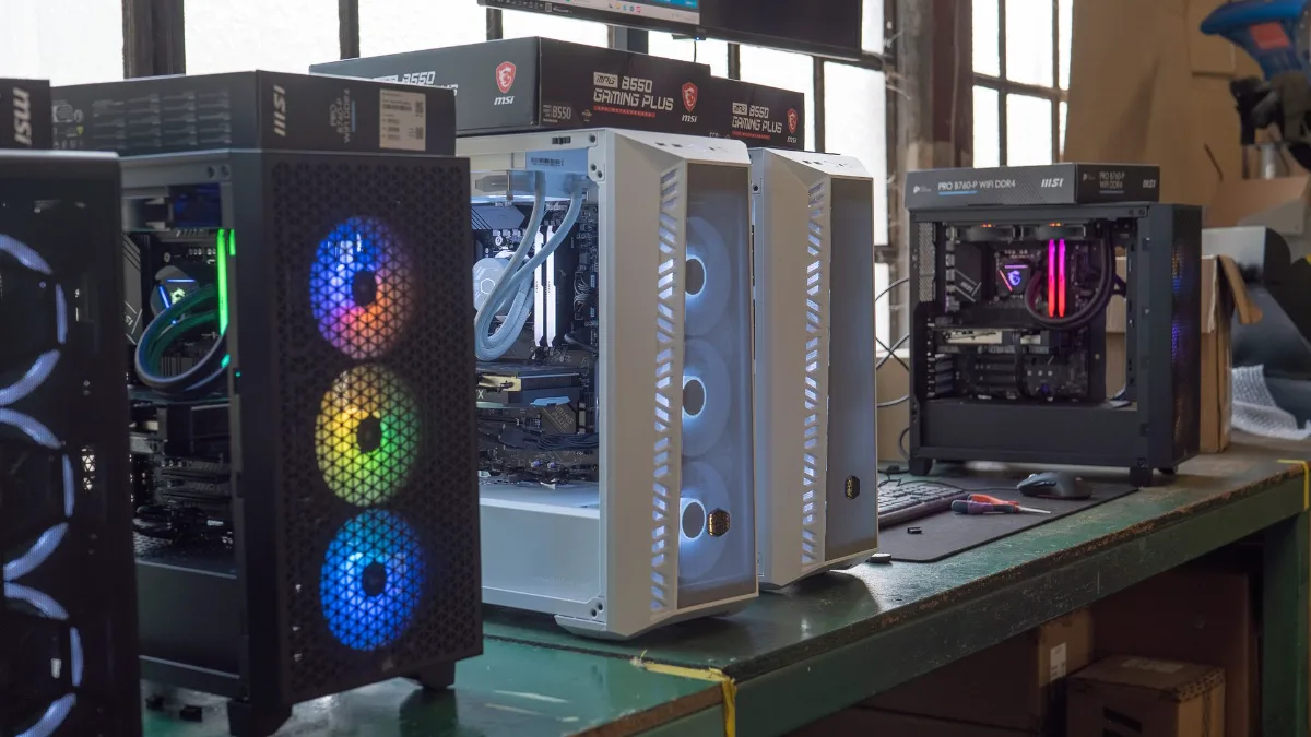 Technicien FlowUP contrôlant des PC gamer dans l'atelier