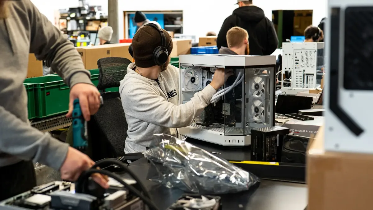 Technicien FlowUP en train d'assembler un PC gamer sur l'établi de l'atelier