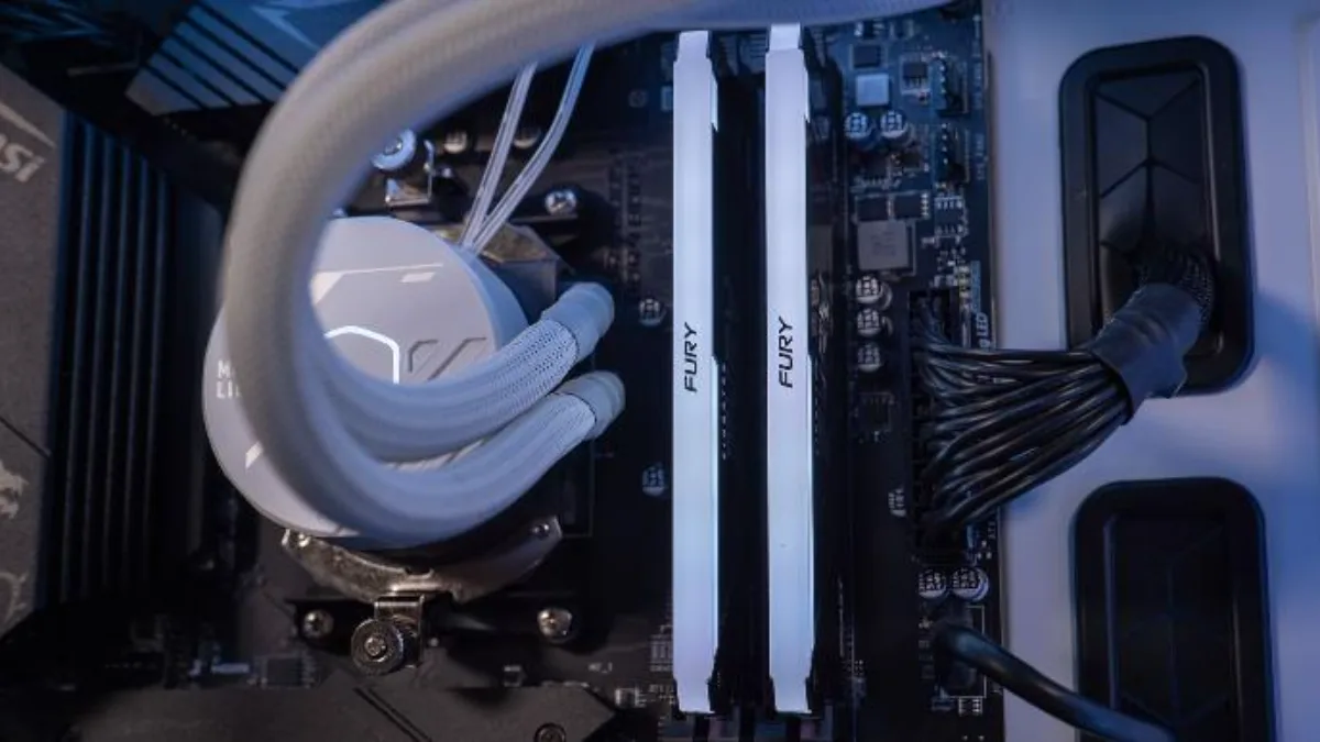 Barrettes de mémoire Kingston FURY et watercooling blanc dans un PC gamer FlowUP