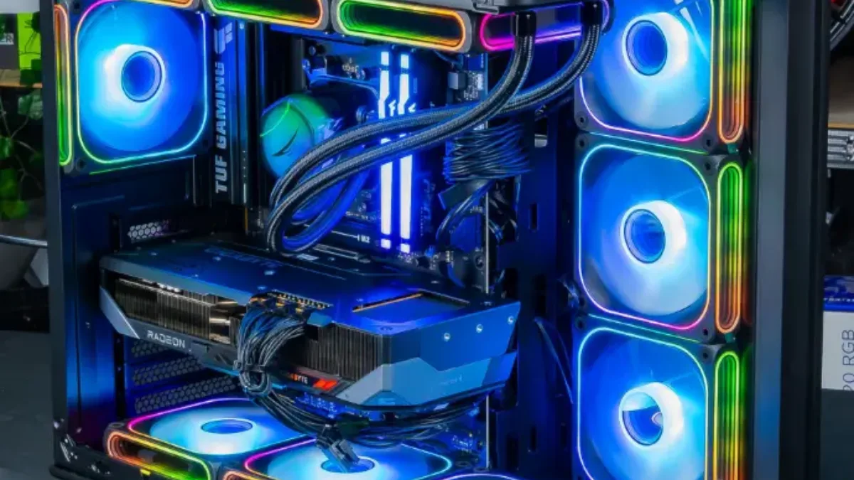 PC gamer FlowUP à boîtier panoramique avec ventilateurs RGB bleus et watercooling