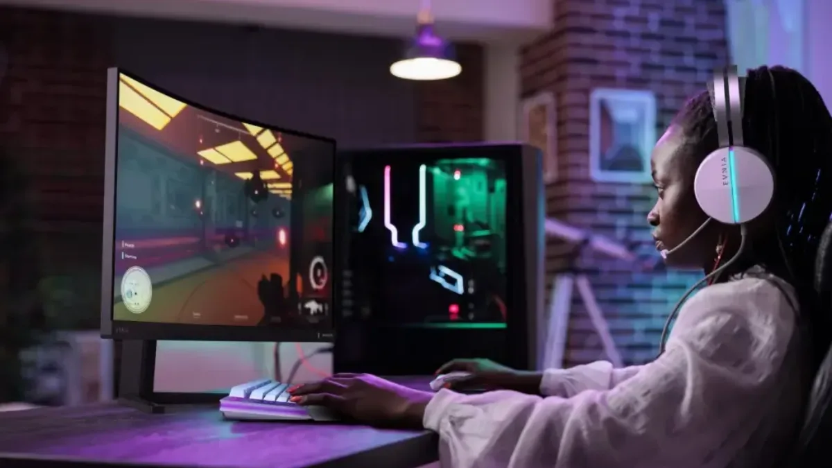 Joueuse devant un écran incurvé et un PC gamer à éclairage RGB