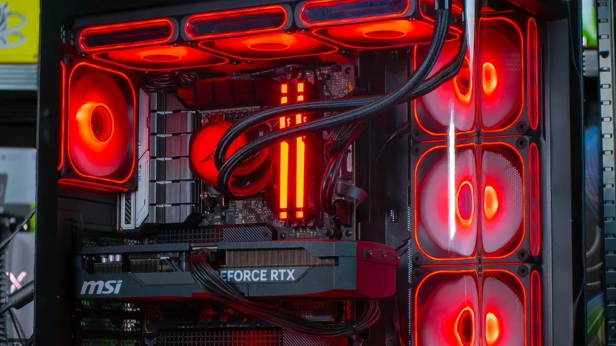 Intérieur d'un PC gamer avec watercooling et éclairage rouge