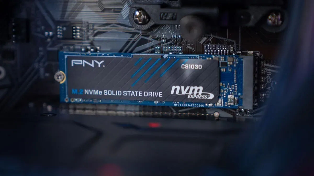 SSD NVMe M.2 PNY installé sur la carte mère d'un PC gamer FlowUP