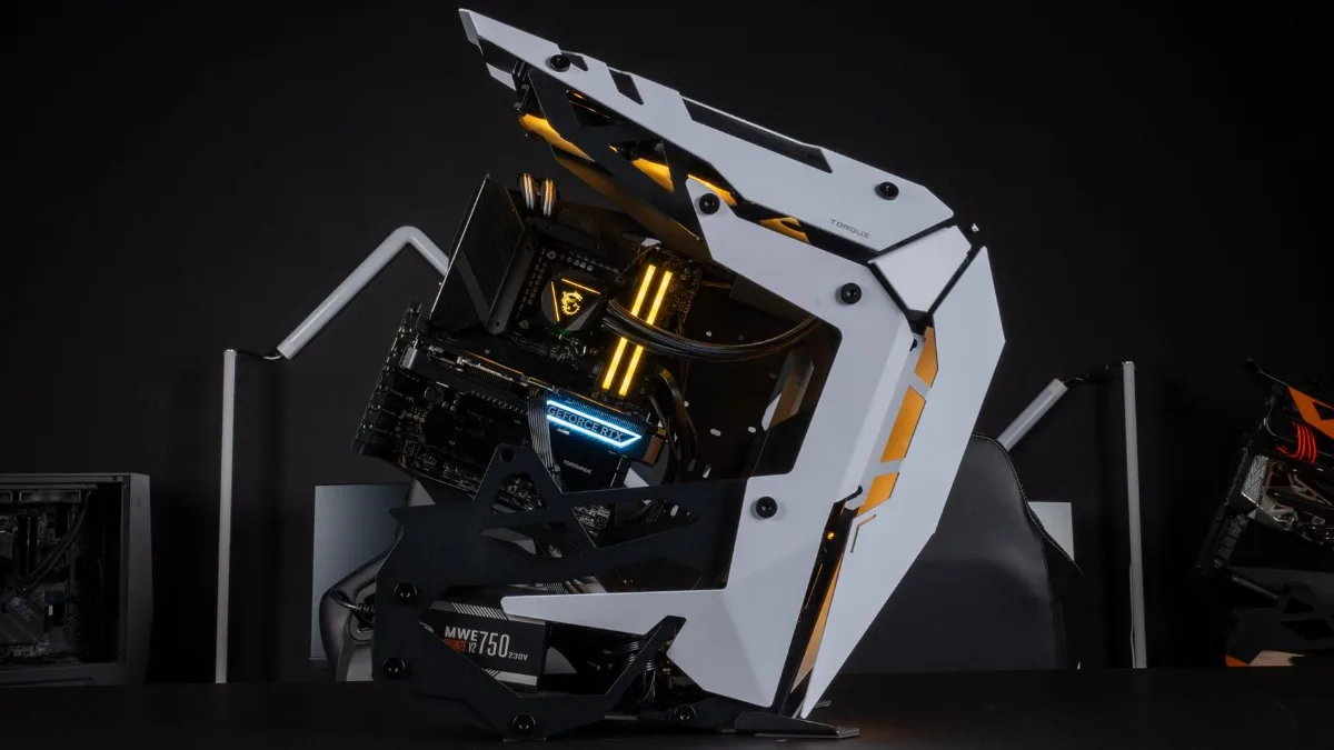 FlowUP-gamingpc Tracer in een open behuizing van de wit-zwarte Antec Torque