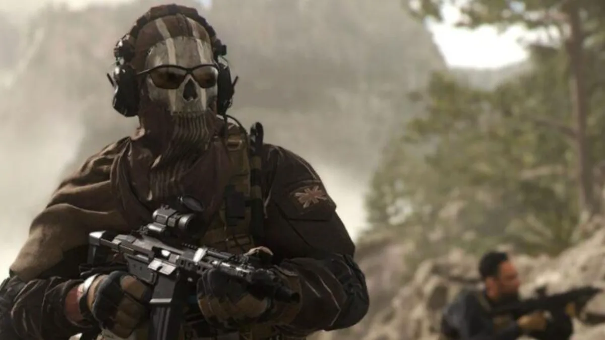 Masked soldier with a rifle in Call of Duty Warzone