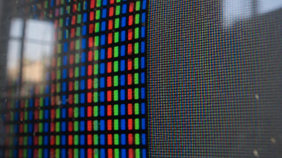 Gros plan sur les sous-pixels de deux écrans de densités différentes