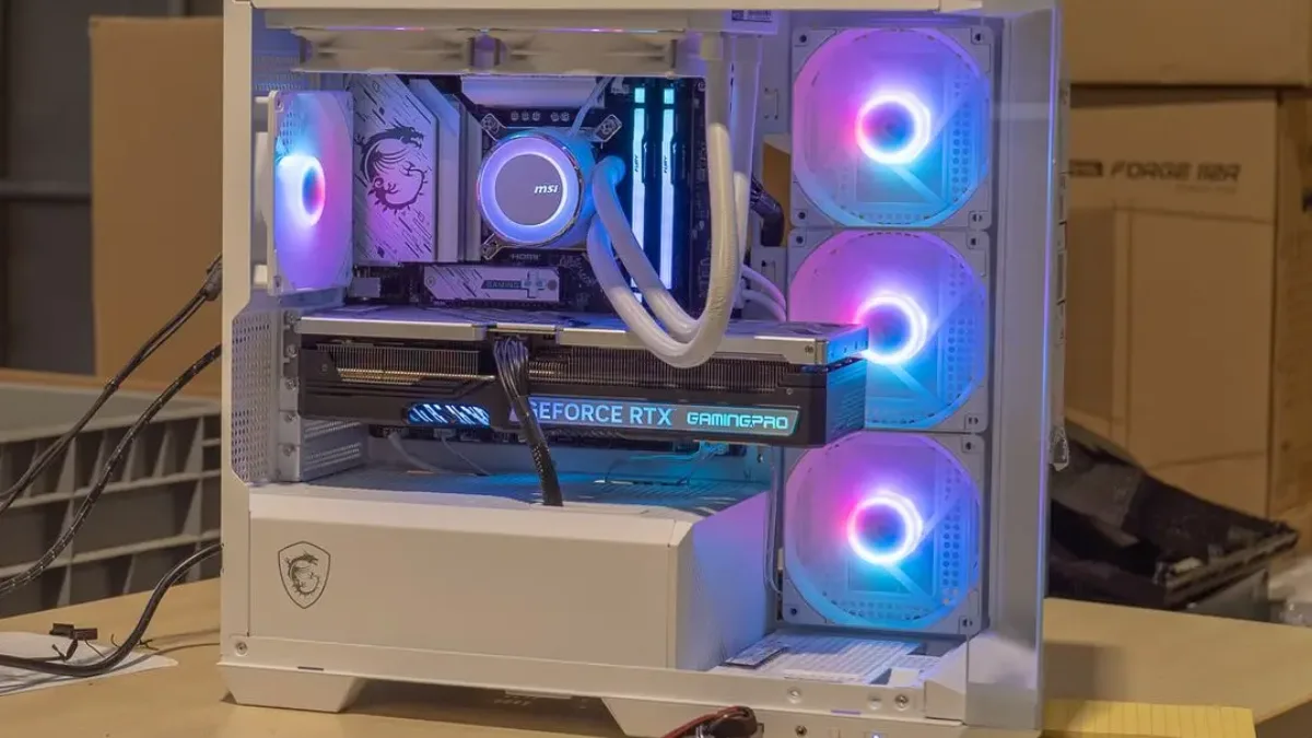 PC gamer FlowUP monté, prêt à être contrôlé à l'atelier