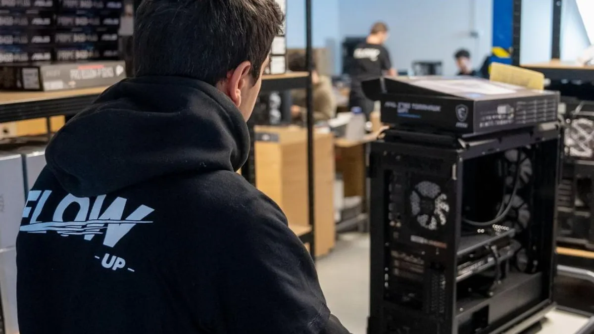 Technicien FlowUP contrôlant un PC gamer sur un banc de test