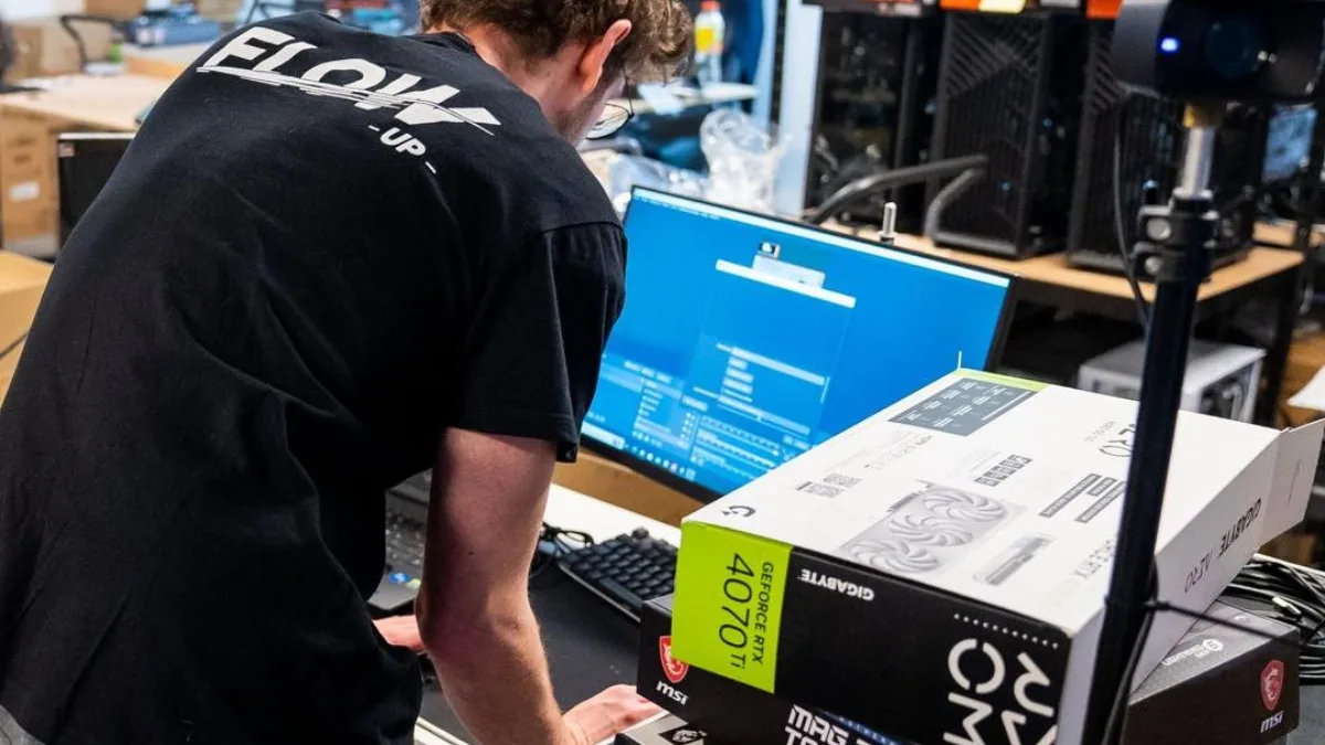 Technicien FlowUP préparant les composants d'un PC gamer à l'atelier