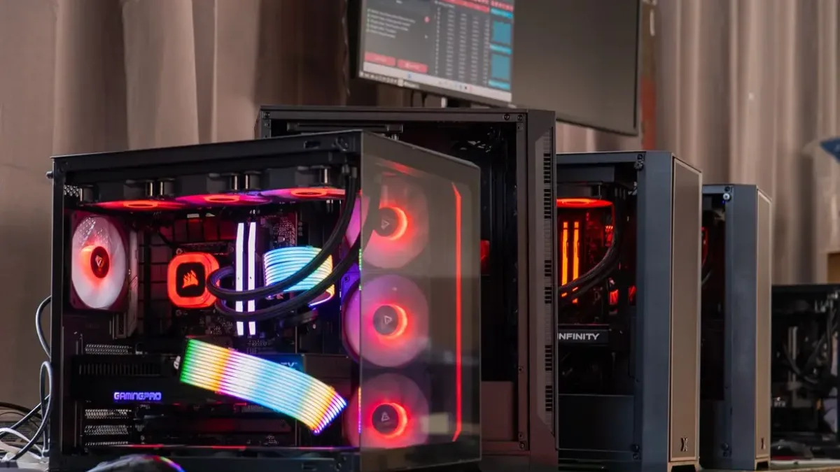 Trois PC gamer FlowUP sur le banc de test pour le contrôle qualité final avant livraison