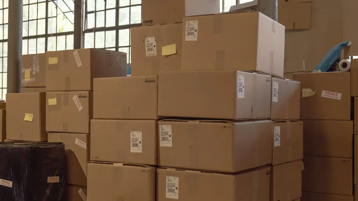 Cartons de PC gamer FlowUP en préparation dans l'entrepôt avant expédition UPS